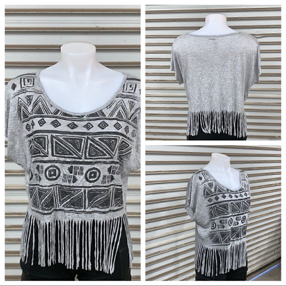 🛍️Miss Royal T fringed top grey w/ geometric